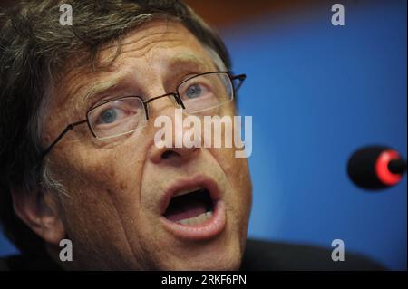 (110517) -- GINEVRA, 17 maggio 2011 (Xinhua) -- Bill Gates, co-presidente della Fondazione Bill&Melinda Gates, interviene in una conferenza stampa a seguito del discorso di apertura durante il 64° assemlby mondiale della sanità a Ginevra, in Svizzera, il 17 maggio 2011. Bill Gates ha sfidato i ministri della salute e i leader mondiali della salute a rendere i vaccini la loro priorità assoluta per salvare milioni di vite. (Xinhua/Yu Yang)(zcc) SVIZZERA-GINEVRA-WHA-BILL GATES PUBLICATIONxNOTxINxCHN Ginevra 17 maggio 2011 XINHUA Bill Gates il co-presidente della Fondazione Gates parla A una conferenza stampa a seguito del discorso di apertura durante il T Foto Stock