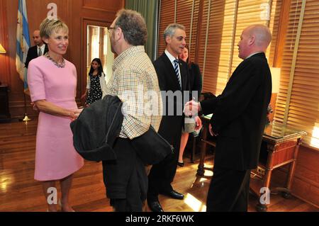 Bildnummer: 55353297  Datum: 16.05.2011  Copyright: imago/Xinhua CHICAGO, May 16, 2011 (Xinhua) -- Former White House Chief of Staff Rahm Emanuel (2nd R) and his wife Amy Rule (1st L) greet the public at the city hall in Chicago, the United States, May 16, 2011, after Emanuel s inauguration as the new mayor of Chicago. Emanuel replaced RichardxMxDaley who retired after 22 years term. (Xinhua/Armand B. Frasco) (zw) U.S.-CHICAGO-MAYOR-RAHM EMANUEL PUBLICATIONxNOTxINxCHN People Politik kbdig xsp 2011 quer o0 Familie Frau    Bildnummer 55353297 Date 16 05 2011 Copyright Imago XINHUA Chicago May 16 Foto Stock