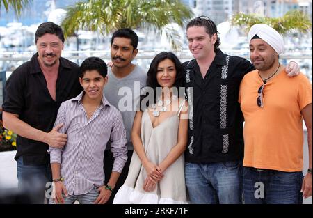 Bildnummer: 55355869  Datum: 17.05.2011  Copyright: imago/Xinhua (110517) -- CANNES, May 17, 2011 (Xinhua) -- (L-R) Carlos Bardem, Kristian Ferrer, Tenoch Huerta, Dolores Heredia, Leopoldo Gout and Vikram Chatwal pose during the photocall of Dias De Gracias during the 64th Cannes Film Festival in Cannes, France, on May 17, 2011. (Xinhua/Gao Jing) (zcc) FRANCE-CANNES-FILM-FESTIVAL-DIAS DE GRACIA PUBLICATIONxNOTxINxCHN Kultur Entertainment People Film 64. Internationale Filmfestspiele Cannes Photocall xo0x kbdig xub 2011 quer premiumd     Bildnummer 55355869 Date 17 05 2011 Copyright Imago XINHU Stock Photo