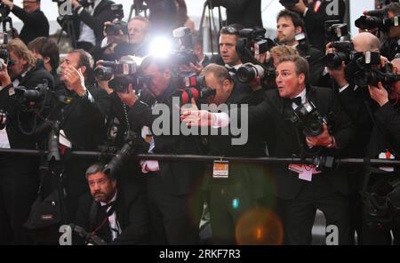 Bildnummer: 55361554 Datum: 13.05.2011 Copyright: imago/Xinhua (110518) -- CANNES, 18 maggio 2011 (Xinhua) -- i fotografi scattano foto sul Red carpet durante il 64° Festival di Cannes, Francia, 13 maggio 2011. Non solo le splendide star del cinema, ma anche i fotografi in abiti neri sono una scena accattivante sul tappeto rosso del Festival di Cannes. (Xinhua/Gao Jing) (wjd) FRANCIA-FESTIVAL DEL CINEMA DI CANNES- FOTOGRAFI PUBLICATIONxNOTxINxCHN Kultur Entertainment People Film 64. Internationale Filmfestspiele Cannes Arbeitswelten Fotografen kbdig xmk 2011 quer o0 Presse, Medien, Foto Stock