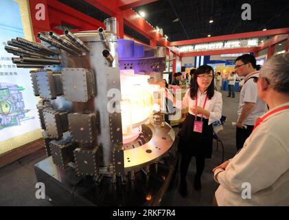 Bildnummer: 55360085  Datum: 18.05.2011  Copyright: imago/Xinhua (110518) -- BEIJING, May 18, 2011 (Xinhua) -- A staff member introduces a model of International Thermonuclear Experimental Reactor (ITER) to visitors during the 14th China Beijing International High-tech Expo in Beijing, capital of China, May 18, 2011. The 14th China Beijing International High-tech Expo opened at China International Exhibition Center in Beijing on Wednesday and will last till May 22. (Xinhua/Luo Xiaoguang) (lfj) CHINA-BEIJING-INTERNATIONAL HIGH-TECH EXPO (CN) PUBLICATIONxNOTxINxCHN Wirtschaft Messe High Tech Mes Stock Photo