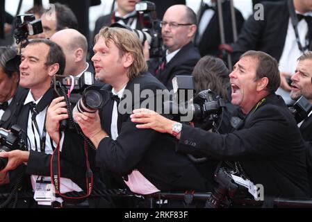 Bildnummer: 55361559  Datum: 12.05.2011  Copyright: imago/Xinhua (110518) -- CANNES, May 18, 2011 (Xinhua) -- Photographers take photos on the red carpet during the 64th Cannes Film Festival in Cannes, France, May 12, 2011. Not only the stunning film stars but also the photographers in black suits are an eye-catching scene on the red carpet of the Cannes Film Festival. (Xinhua/Gao Jing) (wjd) FRANCE-CANNES FILM FESTIVAL- PHOTOGRAPHERS PUBLICATIONxNOTxINxCHN Kultur Entertainment People Film 64. Internationale Filmfestspiele Cannes Arbeitswelten Fotografen kbdig xmk 2011 quer  o0 Presse, Medien, Stock Photo