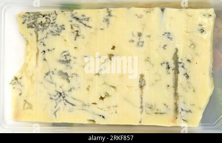 Formaggio contenente vene di muffa blu, come Gorgonzola e Danish Blue. Foto Stock