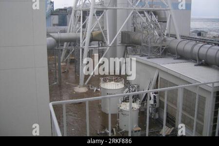 (110519) -- TOKYO, 19 maggio 2011 (Xinhua) -- foto rilasciata da Tokyo Electric Power Co. (TEPCO) il 19 maggio 2011 mostra l'acqua che precipita nella centrale nucleare di Fukushima No.1, dopo uno tsunami innescato da un terremoto, a Fukushima, l'11 marzo 2011. (Xinhua) (zx) JAPAN-TEPCO-FUKUSHIMA-TSUNAMI PUBLICATIONxNOTxINxCHN 110519 Tokyo 19 maggio 2011 XINHUA Photo rilasciata da Tokyo Electric Power Co Tepco IL 19 maggio 2011 mostra l'acqua che precipita nella centrale nucleare di Fukushima No 1 dopo uno tsunami innescato dal terremoto a Fukushima l'11 marzo 2011 XINHUA ZX Japan Tepco Fukushima tsunami PUBLICATIONxN Foto Stock