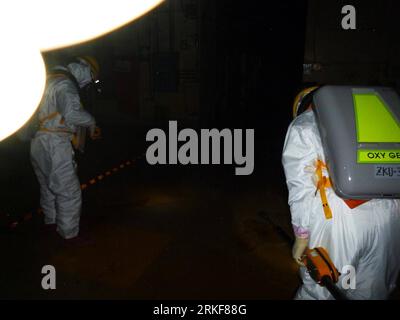 Bildnummer: 55366252  Datum: 18.05.2011  Copyright: imago/Xinhua (110519) -- TOKYO, May 19, 2011 (Xinhua) -- Photo released by Tokyo Electric Power Co.(TEPCO) shows workers entering the building housing the No.2 reactor of the Fukushima No.1 nuclear power plant, on May 18, 2011. Workers trying to salvage the Fukushima No.1 nuclear power plant on Wednesday entered the building housing the No.2 reactor for the first time since an explosion took place inside the building in mid-March. (Xinhua) (zx) JAPAN-NUKE-TEPCO-ENTERING PUBLICATIONxNOTxINxCHN Gesellschaft Erdbeben Japan Naturkatatstrophe AKW Stock Photo