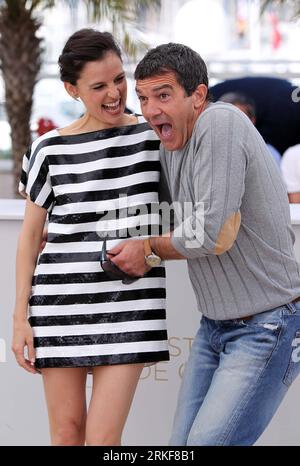 Bildnummer: 55366336  Datum: 19.05.2011  Copyright: imago/Xinhua (110519) -- CANNES, May 19, 2011 (Xinhua) -- Spanish actor Antonio Banderas (R) poses with Spanish actress Elena Anaya during a photocall for the film La Piel Que Habito (The Skin I live in) , during the 64th Cannes Film Festival in Cannes, France, May 19, 2011. (Xinhua/Gao Jing) (jl) FRANCE-CANNES FILM FESTIVAL-LA PIEL QUE HABITO PUBLICATIONxNOTxINxCHN Kultur Entertainment People Film 64. Internationale Filmfestspiele Cannes Photocall kbdig xdp 2011 hoch premiumd    Bildnummer 55366336 Date 19 05 2011 Copyright Imago XINHUA  Can Stock Photo