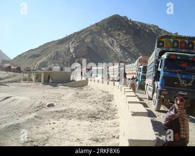 Bildnummer: 55372771 Datum: 19.05.2011 Copyright: imago/Xinhua (110520) -- KABUL, 20 maggio 2011 (Xinhua) -- la strada è bloccata vicino al sito attaccato nella provincia afghana di Paktia, il 19 maggio 2011. Un totale di 35 operai edili sono stati uccisi e 24 feriti giovedì quando i talibani hanno fatto irruzione in una società di costruzioni stradali nella provincia afghana di Paktia, ha detto il portavoce dell'amministrazione provinciale. (Xinhua/Hashmat) (lr) AFGHANISTAN-PAKTIA-ATTACK PUBLICATIONxNOTxINxCHN Gesellschaft Militär kbdig xcb 2011 quer o0 totale, LKW, Straße, Stau Bildnummer 55372771 Date 19 05 2011 Copyright Imago XI Foto Stock