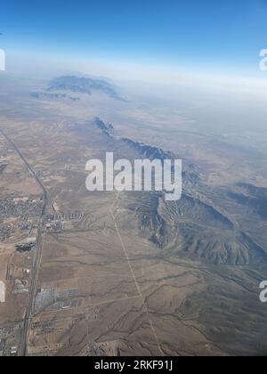 Una vista aerea di un vasto paesaggio desertico caratterizzato da colline ondulate e montagne di El Paso Foto Stock