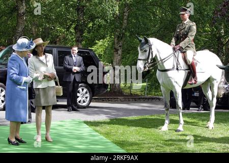 Bildnummer: 55373758 Datum: 19.05.2011 Copyright: imago/Xinhua (110519) -- DUBLINO, 19 maggio 2011 (Xinhua) -- la regina Elisabetta II della Gran Bretagna visita lo stallone nazionale irlandese, a Kildare, il terzo giorno della visita di quattro giorni della Regina in Irlanda, il 19 maggio 2011.(Xinhua/Maxwell Photography) (zcc) IRELAND-BRITAIN-QUEEN-VISIT PUBLICATIONxNOTxINxCHN Entertainment People Adel GBR Premiumd Irland kbdig xng 2011 quer o0 Pferd, Tiere, Gestüt, Nationalgestüt Bildnummer 55373758 Date 19 05 2011 Copyright Imago XINHUA Dublin May 19 2011 XINHUA Britain S Queen Elizabeth II l visita l'Irish National Foto Stock