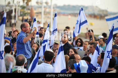 Bildnummer: 55387657 Datum: 22.05.2011 Copyright: imago/Xinhua (110522) -- TEL AVIV, 22 maggio 2011 (Xinhua) -- manifestanti con bandiere israeliane protestano fuori dall'ambasciata degli Stati Uniti a Tel Aviv, Israele, 22 maggio 2011. La protesta è arrivata in risposta al discorso del presidente americano Barack Obama in Medio Oriente, nel quale ha invitato israeliani e palestinesi a negoziare una soluzione a due Stati basata sui confini del 1967 con scambi concordati. (Xinhua/Yin Dongxun) (wjd) ISRAEL-US-OBAMA-SPEECH-PROTEST PUBLICATIONxNOTxINxCHN Gesellschaft Politik Demo Protestation kbdig xcb xo0x 2011 quer Bildnummer 55387657 Foto Stock