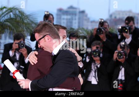 Bildnummer: 55387501 Datum: 22.05.2011 Copyright: imago/Xinhua (110522) -- CANNES, 22 maggio 2011 (Xinhua) -- il regista danese Nicolas Winding Refn (R) riceve un abbraccio dall'attore Ryan Gosling durante una photocall dopo essere stato premiato con il miglior regista per il suo film Drive al 64° Festival di Cannes, in Francia, il 22 maggio 2011. Il festival si è concluso qui domenica sera. (Xinhua/Gao Jing) (wjd) FRANCE-CANNES-FILM FESTIVAL PUBLICATIONxNOTxINxCHN Kultur Entertainment People Film 64. Internationale Filmfestspiele Cannes Photocall Preisträger kbdig xkg 2011 quer Aufmacher Premiumd o0 Bester Foto Stock