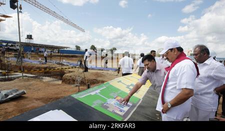 Bildnummer: 55389602 Datum: 22.05.2011 Copyright: imago/Xinhua (110523) -- COLOMBO, 23 maggio 2011 (Xinhua) -- il presidente dello Sri Lanka Mahinda Rajapaksa (2nd R) ha un tour di ispezione all'aeroporto di Mattala nel sud dello Sri Lanka, 22 maggio 2011. Al termine, l'aeroporto di Mattala sarà il secondo aeroporto internazionale dello Sri Lanka.(Xinhua/Sudath Silva) (zf) SRI LANKA-INTERNATIONAL AIRPORT PUBLICATIONxNOTxINxCHN Gesellschaft kbdig xsk 2011 quer o0 People, Politik, Baustelle, Bauarbeiten, Flughafen, Bildnummer 55389602 Data 22 05 2011 Copyright Imago XINHUA Colombo 23 maggio 2011 XINHUA Sri Lanka Presidente Foto Stock