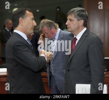 Bildnummer: 55389690  Datum: 23.05.2011  Copyright: imago/Xinhua (110523) -- BRUSSELS, May 23, 2011 (Xinhua) -- Italian Minister of Foreign Affairs Franco Frattini(L) talks with Austrian Vice Chancellor Michael Spindelegger(R) prior to the start of the general affairs EU Ministers Council, in the EU headquarter in Brussels, Belgium, on May 23, 2011.(Xinhua/Thierry Monasse)(jy) BELGIUM-BRUSSELS-EU-FOREIGN AFFAIRS MEETING PUBLICATIONxNOTxINxCHN People Politik kbdig xsk 2011 quadrat  o0 Aussenministertreffen, Außenminister, Treffen,    Bildnummer 55389690 Date 23 05 2011 Copyright Imago XINHUA  B Stock Photo