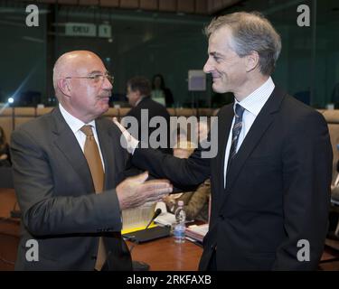 Bildnummer: 55389692 Datum: 23.05.2011 Copyright: imago/Xinhua (110523) -- BRUXELLES, 23 maggio 2011 (Xinhua) -- il ministro degli affari esteri ungherese Janos Martonyi(L) parla con il ministro degli affari esteri norvegese Jonas Gahr Store prima dell'inizio del Consiglio dei ministri degli affari generali dell'UE, nella sede centrale dell'UE a Bruxelles, Belgio, il 23 maggio 2011.(Xinhua/Thierry Monasse)(jy) BELGIO-BRUXELLES-UE-AFFARI ESTERI RIUNIONE PUBLICATIONxNOTxINxCHN People Politik kbdig xsk 2011 quer o0 Aussenministertreffen, Außenminister, Treffen, Bildnummer 55389692 Data 23 05 2011 Copyright Imago XINHU Foto Stock