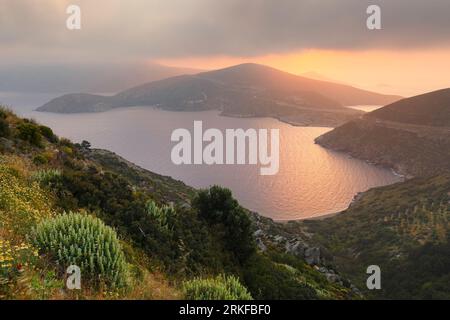 Moody vista la mattina del litorale Fourni, Grecia. Foto Stock