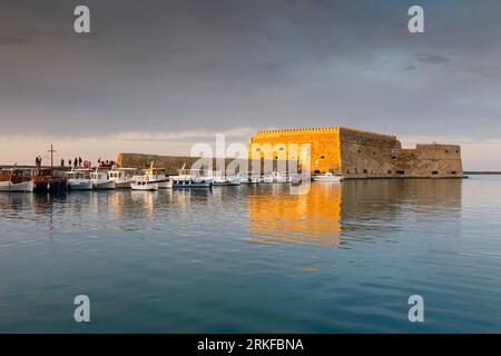 Il vecchio porto veneziano in Heraklion, Creta, Grecia. Foto Stock