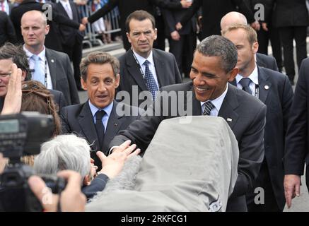 Bildnummer: 55399479 Datum: 26.05.2011 Copyright: imago/Xinhua (110526) -- DEAUVILLE, 26 maggio 2011 (Xinhua) -- il presidente degli Stati Uniti Barack Obama (fronte R) stringe la mano mentre il presidente francese Nicolas Sarkozy (fronte C) guarda quando arrivano per il vertice del G8 a Deauville il 26 maggio 2011. I leader del gruppo degli otto (G8) hanno dato il via alla riunione al vertice sulla sicurezza nucleare, la situazione nel mondo arabo e il partenariato con l'Africa qui giovedì. (Xinhua/Wu Wei)(cl) FRANCIA-DEAUVILLE-G8 SUMMIT PUBLICATIONxNOTxINxCHN People Politik G 8 Gipfel kbdig xkg 2011 quer o0 totale Bildnummer Foto Stock