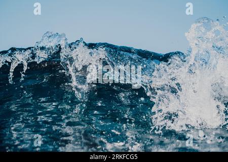 Primo piano ripresa dettagliata di una piccola onda di rottura Foto Stock