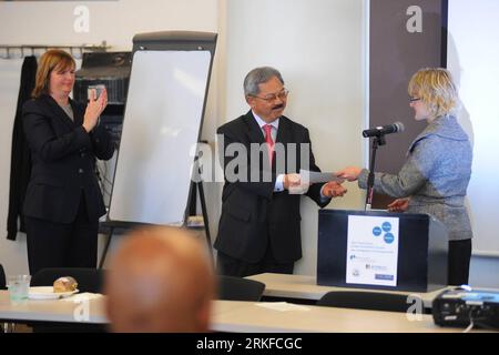 Bildnummer: 55399522 Datum: 25.05.2011 Copyright: imago/Xinhua (110526) -- SAN FRANCISCO, 26 maggio 2011 (Xinhua) -- il sindaco di San Francisco Edwin Lee (C) riceve un libro di consigli sul Green Economy Forum a San Francisco, Stati Uniti, 25 maggio 2011. Mercoledì si è tenuto qui il primo Forum dell'economia verde di San Francisco. (Xinhua/Liu Yilin) (jl) US-SAN FRANCISCO-GREEN ECONOMY FORUM PUBLICATIONxNOTxINxCHN People Politik kbdig xkg 2011 quer Bildnummer 55399522 Data 25 05 2011 Copyright Imago XINHUA San Francisco maggio 26 2011 XINHUA San Francisco Mayor Edwin Lee C riceve consigli Libro SUL Foto Stock