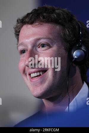 Bildnummer: 55399497 Datum: 26.05.2011 Copyright: imago/Xinhua (110526) -- DEAUVILLE, 26 maggio 2011 (Xinhua) -- il fondatore di Facebook Mark Zuckerberg partecipa ad una conferenza stampa durante il vertice del G8 a Deauville il 26 maggio 2011. I leader del gruppo degli otto (G8) hanno dato il via alla riunione al vertice sulla sicurezza nucleare, la situazione nel mondo arabo e il partenariato con l'Africa qui giovedì. (Xinhua/Gao Jing)(cl) FRANCE-DEAUVILLE-G8 SUMMIT PUBLICATIONxNOTxINxCHN People Politik G 8 Gipfel Porträt kbdig xkg 2011 hoch o0 Freude Bildnummer 55399497 Date 26 05 2011 Copyright Imago XINHUA Dea Foto Stock