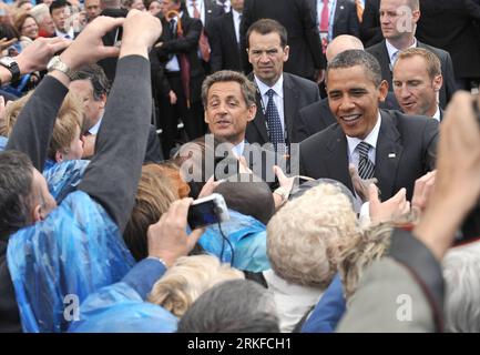 Bildnummer: 55399496 Datum: 26.05.2011 Copyright: imago/Xinhua (110526) -- DEAUVILLE, 26 maggio 2011 (Xinhua) -- il presidente degli Stati Uniti Barack Obama (fronte R) stringe la mano mentre il presidente francese Nicolas Sarkozy (fronte L) guarda quando arrivano per il vertice del G8 a Deauville il 26 maggio 2011. I leader del gruppo degli otto (G8) hanno dato il via alla riunione al vertice sulla sicurezza nucleare, la situazione nel mondo arabo e il partenariato con l'Africa qui giovedì. (Xinhua/Wu Wei)(cl) FRANCIA-DEAUVILLE-G8 SUMMIT PUBLICATIONxNOTxINxCHN People Politik G 8 Gipfel kbdig xkg 2011 quer premiumd o0 totale B Foto Stock