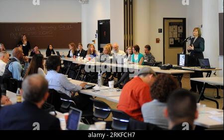 Bildnummer: 55399521 Datum: 25.05.2011 Copyright: imago/Xinhua (110526) -- SAN FRANCISCO, 26 maggio 2011 (Xinhua) -- Melanie Nutter (1st R), direttrice del Dipartimento dell'ambiente di San Francisco, parla al Green Economy Forum di San Francisco, Stati Uniti, 25 maggio 2011. Mercoledì si è tenuto qui il primo Forum dell'economia verde di San Francisco. (Xinhua/Liu Yilin) (jl) US-SAN FRANCISCO-GREEN ECONOMY FORUM PUBLICATIONxNOTxINxCHN People Politik kbdig xkg 2011 quer o0 totale Bildnummer 55399521 Date 25 05 2011 Copyright Imago XINHUA San Francisco May 26 2011 XINHUA Melanie Nutt Foto Stock