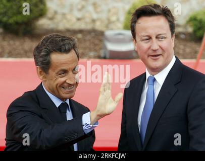 (110526) -- DEAUVILLE, May 26, 2011 (Xinhua) -- France s President Nicolas Sarkozy (L) waves as he welcomes Britain s Prime Minister David Cameron at the G8 summit in Deauville, northern France May 26, 2011. (Xinhua/Reuters/POOL/Yves Herman)(cl) FRANCE-DEAUVILLE-G8 SUMMIT PUBLICATIONxNOTxINxCHN   110526 Deauville May 26 2011 XINHUA France S President Nicolas Sarkozy l Waves As he welcomes Britain S Prime Ministers David Cameron AT The G8 Summit in Deauville Northern France May 26 2011 XINHUA Reuters Pool Yves Herman CL France Deauville G8 Summit PUBLICATIONxNOTxINxCHN Stock Photo