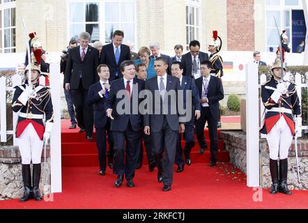 Bildnummer: 55400176 Datum: 26.05.2011 Copyright: imago/Xinhua (110526) -- DEAUVILLE, 26 maggio 2011 (Xinhua) -- il presidente degli Stati Uniti Barack Obama (fronte R) e il presidente della Commissione europea Jose Manuel Barroso (fronte L) arrivano per il vertice del G8 a Deauville il 26 maggio 2011. I leader del gruppo degli otto (G8) hanno dato il via alla riunione al vertice sulla sicurezza nucleare, la situazione nel mondo arabo e il partenariato con l'Africa qui giovedì. (Xinhua/Reuters/POOL/Yves Herman)(cl) FRANCE-DEAUVILLE-G8 SUMMIT PUBLICATIONxNOTxINxCHN Politik People G8 G 8 Gipfel totale xo0x kbdig xub 2011 quer premiumd Foto Stock