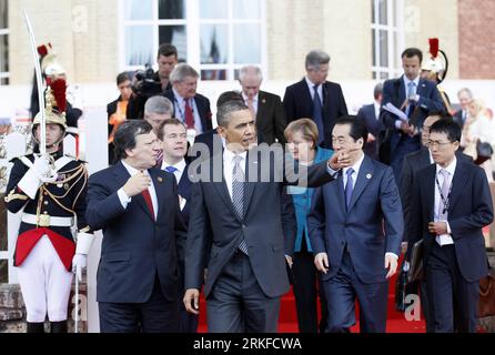 Bildnummer: 55400186  Datum: 26.05.2011  Copyright: imago/Xinhua (110526) -- DEAUVILLE, May 26, 2011 (Xinhua) -- U.S. President Barack Obama (front R) points next to European Commission President Jose Manuel Barroso (front L) and Angela Merkel (GER) as they arrive for the G8 summit in Deauville May 26, 2011. Leaders of the Group of Eight (G8) kicked off their summit meeting focused on nuclear safety, the situation in the Arab world and partnership with Africa here on Thursday. (Xinhua/Reuters/POOL/Yves Herman)(cl) FRANCE-DEAUVILLE-G8 SUMMIT PUBLICATIONxNOTxINxCHN Politik People G8 G 8 Gipfel x Stock Photo