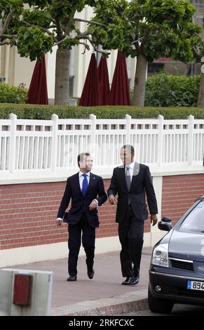 Bildnummer: 55400178 Datum: 26.05.2011 Copyright: imago/Xinhua (110526) -- DEAUVILLE, 26 maggio 2011 (Xinhua) -- il presidente degli Stati Uniti Barack Obama (R), e il presidente russo Dmitry Medvedev arrivano al vertice del G8 a Deauville il 26 maggio 2011. I leader del gruppo degli otto (G8) hanno dato il via alla riunione al vertice sulla sicurezza nucleare, la situazione nel mondo arabo e il partenariato con l'Africa qui giovedì. (Xinhua/Reuters/POOL/Yves Herman)(cl) FRANCE-DEAUVILLE-G8 SUMMIT PUBLICATIONxNOTxINxCHN Politik People G8 G 8 Gipfel xo0x kbdig xub 2011 hoch Highlight Premiumd Bildnummer 55400178 Data 26 Foto Stock