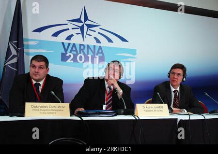 Bildnummer: 55402851 Datum: 27.05.2011 Copyright: imago/Xinhua VARNA (BULGARIA), 27 maggio 2011 (Xinhua) -- il presidente dell'Assemblea parlamentare della NATO, il dottor Karl A. Lamers (C), il capo della delegazione bulgara all'Assemblea parlamentare della NATO Dobroslav Dimitrov(L) e il segretario generale dell'Assemblea parlamentare della NATO David Hobbs (R), partecipano a una conferenza stampa per la sessione primaverile dell'Assemblea parlamentare della NATO, 27 maggio 2011. La sessione primaverile dell'Assemblea parlamentare della NATO del 2011 ha avuto inizio venerdì a Varna, in Bulgaria. La sessione di quattro giorni riunirà circa 250 parlamentari della 28 N. Foto Stock