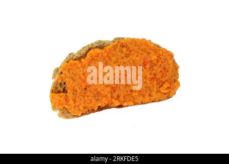 Patè di tonno con verdure miste su pane rustico integrale isolato su fondo bianco. Pesto di tonno. Foto Stock