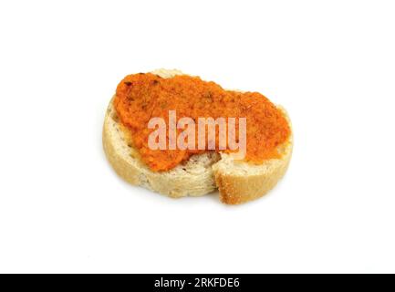 Tuna spread pate with mixed vegetable   on white bread isolated on white background. Tuna pesto. Foto Stock
