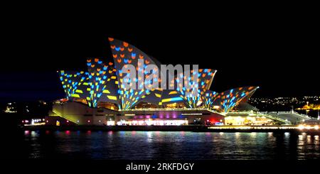 Bildnummer: 55404893 Datum: 27.05.2011 Copyright: imago/Xinhua (110528) -- SYDNEY, 28 maggio 2011 (Xinhua) -- le vele della Sydney Opera House sono accese durante il lancio di Vivid Sydney a Sydney, Australia, 27 maggio 2011. Vivid Sydney, un festival di luce, musica e idee, si terrà dal 27 maggio al 13 giugno. (Xinhua/Tang Ming) (msq) AUSTRALIA-SYDNEY-FESTIVAL-LIGHT PUBLICATIONxNOTxINxCHN Gesellschaft Licht kbdig xmk x0x 2011 quer Bildnummer 55404893 Data 27 05 2011 Copyright Imago XINHUA Sydney maggio 28 2011 XINHUA le VELE della Sydney Opera House sono accese durante il lancio di Vivid Sy Foto Stock