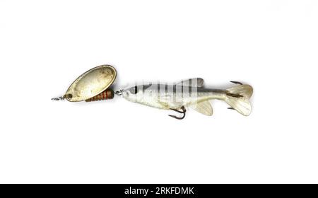 Esca da pesca per la cattura di pesci predatori su sfondo bianco, vista ravvicinata dall'alto. Spinner metallico per la pesca alla filatura su sfondo bianco. Foto Stock