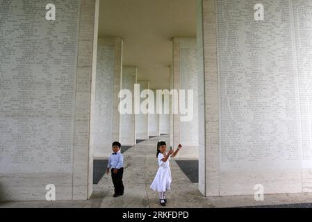 Bildnummer: 55407548 Datum: 29.05.2011 Copyright: imago/Xinhua (110529) -- MANILA, 29 maggio 2011 (Xinhua) -- i bambini filippini giocano di fronte ai 36.282 nomi dei soldati statunitensi e filippini scomparsi iscritti su un muro durante la cerimonia del Memorial Day al Manila American Cemtery and Memorial Park a Taguig City, nelle Filippine, il 29 maggio 2011. Il sito del cimitero contiene un totale di 17.206 tombe ed è il più grande cimitero nel Pacifico per i soldati statunitensi e filippini uccisi durante la seconda guerra mondiale (Xinhua/Rouelle Umali) (zf) FILIPPINE-US-MEMORIAL-WORLD WAR II PUBLICATIONxNOTxINxCHN Gesellscha Foto Stock