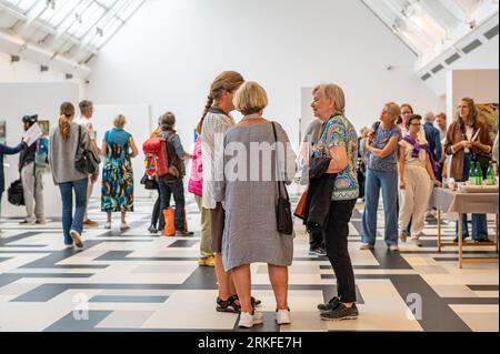 Vernissage per una mostra nazionale d'arte al Södertälje Art Salon di Södertälje, Svezia Foto Stock