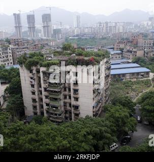 Bildnummer: 55427520  Datum: 31.05.2011  Copyright: imago/Xinhua (110604) -- CHONGQING, June 4, 2011 (Xinhua) -- A green rooftop of a residential building is seen in Chongqing, southwest China, May 31, 2011. In despite of the narrow space in the hilly city, citizens in Chongqing make full use of the space on the rooftops where gardens are built with green plants, flowers and vegetables, which appears the unique scenery of the city. By far, the green coverage of the city has reached 37%. (Xinhua/Liu Jie) (hdt) CHINA-CHONGQING-ENVIRONMENT (CN) PUBLICATIONxNOTxINxCHN Gesellschaft Gebäude Wohnhaus Stock Photo
