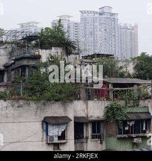 Bildnummer: 55427518 Datum: 31.05.2011 Copyright: imago/Xinhua (110604) -- CHONGQING, 4 giugno 2011 (Xinhua) -- Un residente è raffigurato tra le piante sul tetto di un edificio residenziale a Chongqing, nel sud-ovest della Cina, 31 maggio 2011. Nonostante lo spazio ristretto nella città collinare, i cittadini di Chongqing sfruttano appieno lo spazio sui tetti dove i giardini sono costruiti con piante verdi, fiori e verdure, che appare lo scenario unico della città. Di gran lunga, la copertura verde della città ha raggiunto il 37%. (Xinhua/Liu Jie) (hdt) CHINA-CHONGQING-ENVIRONMENT (CN) PUBLICATIONxNOTxINxCHN GE Foto Stock