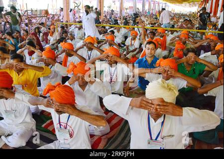 Bildnummer: 55429449 Datum: 05.06.2011 Copyright: imago/Xinhua (110605) -- NUOVA DELHI, 5 giugno 2011 (Xinhua) -- i sostenitori del guru dello yoga indiano Baba Ramdev eseguono yoga nel suo campo a Ramlila Ground a Gurgaon vicino a nuova Delhi, India, il 5 giugno 2011. Centinaia di poliziotti indiani si sono arrampicati all'inizio di domenica, un luogo di protesta di Baba Ramdev che stava organizzando uno sciopero della fame per protestare contro la corruzione nel governo, ha riferito i media locali. (Xinhua/Stringer) INDIA-YOGA GURU-HUNGER STRIKE-REMOVE PUBLICATIONxNOTxINxCHN People Politik Hungerstreik premiumd xmk x0x 2011 quer Bildnummer 55429449 Data 05 06 2011 C. Foto Stock