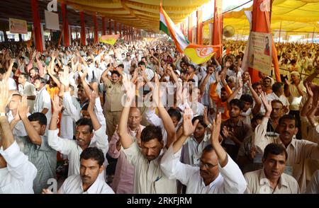 Bildnummer: 55429450 Datum: 05.06.2011 Copyright: imago/Xinhua (110605) -- NUOVA DELHI, 5 giugno 2011 (Xinhua) -- i sostenitori del guru dello yoga indiano Baba Ramdev eseguono yoga nel suo campo a Ramlila Ground a Gurgaon vicino a nuova Delhi, India, il 5 giugno 2011. Centinaia di poliziotti indiani si sono arrampicati all'inizio di domenica, un luogo di protesta di Baba Ramdev che stava organizzando uno sciopero della fame per protestare contro la corruzione nel governo, ha riferito i media locali. (Xinhua/Stringer) INDIA-YOGA GURU-HUNGER STRIKE-REMOVE PUBLICATIONxNOTxINxCHN People Politik Hungerstreik premiumd xmk x0x 2011 quer Bildnummer 55429450 Data 05 06 2011 C. Foto Stock