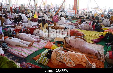 Bildnummer: 55429446 Datum: 05.06.2011 Copyright: imago/Xinhua (110605) -- NUOVA DELHI, 5 giugno 2011 (Xinhua) -- i sostenitori del guru dello yoga indiano Baba Ramdev eseguono yoga nel suo campo a Ramlila Ground a Gurgaon vicino a nuova Delhi, India, il 5 giugno 2011. Centinaia di poliziotti indiani si sono arrampicati all'inizio di domenica, un luogo di protesta di Baba Ramdev che stava organizzando uno sciopero della fame per protestare contro la corruzione nel governo, ha riferito i media locali. (Xinhua/Stringer) INDIA-YOGA GURU-HUNGER STRIKE-REMOVE PUBLICATIONxNOTxINxCHN People Politik Hungerstreik premiumd xmk x0x 2011 quer Bildnummer 55429446 Data 05 06 2011 C. Foto Stock