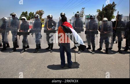 Bildnummer: 55429857  Datum: 05.06.2011  Copyright: imago/Xinhua (110605) -- GAZA , June 5, 2011 (Xinhua) -- Palestinian riot police stand guard a demonstration commemorating the 44th anniversary of the defeat of the x1967x Arab-Israeli war, near Erez border crossing between Israel and northern Gaza Strip, June 5, 2011. Palestinians in and outside the occupied territories are marking the anniversary of the x1967x Middle East war Sunday and Israel is bracing up for possible protest march towards its borders. (Xinhua/Yasser Qudih) (xhn) MIDEAST-GAZA-DEMONSTRATION PUBLICATIONxNOTxINxCHN Gesellsch Stock Photo