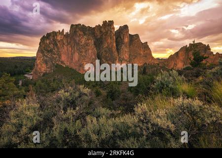 Tramonto allo Smith Rock State Park vicino a Bend, Oregon Foto Stock