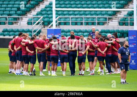 La squadra inglese durante una sessione di allenamento al Twickenham Stadium di Londra. Data immagine: Venerdì 25 agosto 2023. Foto Stock