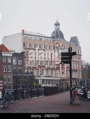 Amsterdam, Paesi Bassi - novembre 27 2022: Hotel l'Europe nel centro di Amsterdam in una nebbiosa mattinata autunnale. Foto Stock