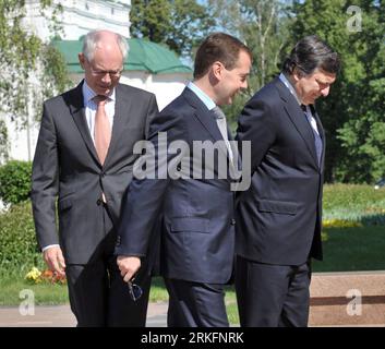 Bildnummer: 55444609  Datum: 10.06.2011  Copyright: imago/Xinhua (110610) -- NIZHNY NOVGOROD, June 10, 2011 (Xinhua) -- Russian President Dmitry Medvedev (C) talks with European Council President Herman Van Rompuy (L) and European Commission President Jose Manuel Barroso, all of whom are here to attend the 27th Russia-EU summit, in the western Russian city of Nizhny Novgorod, June 10, 2011. The 27th Russia-EU summit kicked off Friday in Nizhny Novgorod. (Xinhua/Liu Lihang) (nxl) RUSSIA-EU-SUMMIT PUBLICATIONxNOTxINxCHN People Politik Gipfel x0x xsk 2011 quadrat Aufmacher     Bildnummer 55444609 Stock Photo