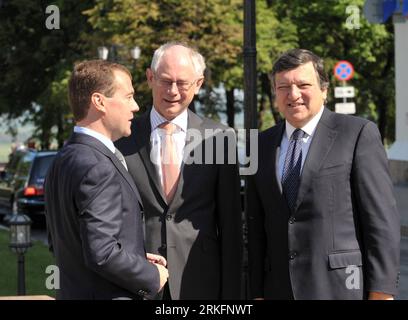 Bildnummer: 55444607 Datum: 10.06.2011 Copyright: imago/Xinhua (110610) -- NIZHNY NOVGOROD, 10 giugno 2011 (Xinhua) -- il presidente russo Dmitry Medvedev (L) parla con il presidente del Consiglio europeo Herman Van Rompuy (C) e il presidente della Commissione europea Jose Manuel Barroso, tutti qui per partecipare al 27° vertice Russia-UE, nella città russa occidentale di Nizhny Novgorod, il 10 giugno 2011. Venerdì a Nizhny Novgorod è iniziato il 27° vertice Russia-UE. (Xinhua/Liu Lihang) (nxl) VERTICE RUSSIA-UE PUBLICATIONxNOTxINxCHN persone Politik Gipfel x0x xsk 2011 quer Aufmacher Bildnummer 55444607 da Foto Stock