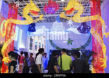 Bildnummer: 55444978  Datum: 10.06.2011  Copyright: imago/Xinhua (110610) -- GUANGZHOU, June 10, 2011 (Xinhua) -- Visitors look at the LED lights at the 16th Guangzhou International Lighting Exhibition at China Import and Export Fair Complex in Guangzhou, capital of south China s Guangdong Province, June 9, 2011. The 4-day exhibition kicked off on Thursday with the participation of some 2,600 enterprises from 47 countries and regions. (Xinhua/Yuan Hongwei)(yrz) #CHINA-GUANGZHOU-16TH GUANGZHOU INTERNATIONAL LIGHTING EXHIBITION (CN) PUBLICATIONxNOTxINxCHN Wirtschaft Messe x0x xsk 2011 quer     B Stock Photo