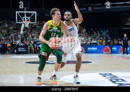 VILNIUS, LITUANIA - 11 agosto 2023: Gioco di messa a punto della Coppa del mondo FIBA 2023. Lituania - Francia. Il giocatore di basket Rokas Jokubaitis e Nicolas Batum in A. Foto Stock